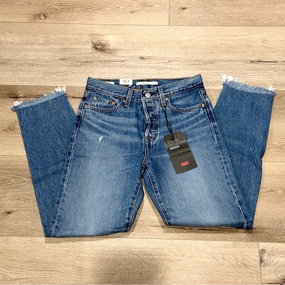 Levi’s Wedgie Distressed Jean Size 26 - Picture 2 of 5